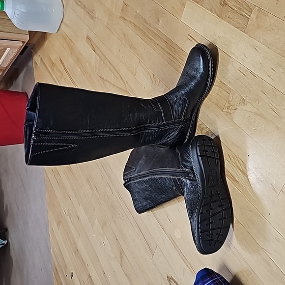 Barely worn pair of b.o.c boots! These are clean and classic. Size 7 - Picture 7 of 9